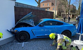 Der Fahrer krachte nach einer kurzen Verfolgungsjagd mit seinem blauen Ford Mustang in eine Garagenwand vor einem Restaurant in Sennelager. - Ralph Meyer