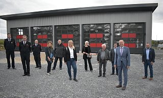 Die Verantwortlichen freuen sich über das neue Feuerwehrgerätehaus. - Julia Stratmann