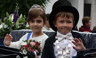 Das Kinderschützenkönigspaar Damian Brzezina und Aurella Tara in der Kutsche. - Torsten Wegener