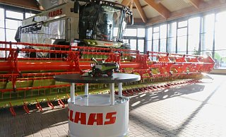 Das Claas Lexion-Modell 6900 im Maßstab 1:32 aufgebaut. Dahinter steht die Originalmaschine mit dem imposanten 12-Meter-Schneidwerk. - Robert Becker