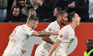 Augsburgs Keven Schlotterbeck bejubelt sein Tor zum 1:0. - Harry Langer/dpa
