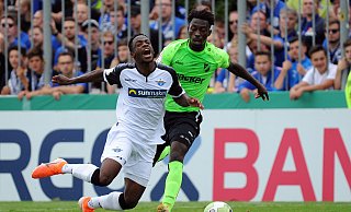 Am 11. August 2019 wurde der SC Paderborn beim DFB-Pokalspiel in Rödinghausen mächtig gefordert. Christopher Antwi-Adjei (l.), der hier vom Rödinghausener Haktab Traore unsanft zu Fall gebracht wird, und seine Teamkollegen kamen erst nach Elfmeterschießen weiter. - Ulrich Petzold