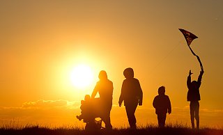 Damit Familien so entspannt ihr Leben genießen können, müssen die Rahmenbedingungen stimmen. Was die Parteien dafür in ihren Wahlprogrammen bieten. - dpa-tmn