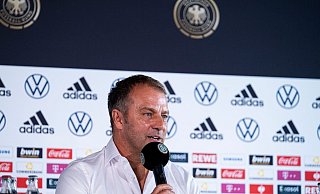 Hansi Flick stellt sich bei einem Medientermin den Fragen der Journalisten. - Foto: Thomas Boecker/DFB/dpa