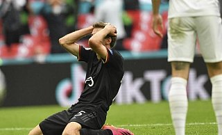 Zum Haare raufen: Thomas Müller trauert seiner vergebenen Großchance gegen England nach. - Foto: Justin Tallis/Pool AFP/dpa