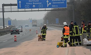 Die Feuerwehr ist mit großen Einheiten auf der Autobahn 2 am Bielefelder Berg im Einsatz, um ausgelaufenes Öl aufzufangen. - Symbolfoto: Andreas Eickhoff