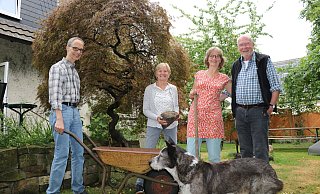 Würden lieber heute als morgen ihren Traum vom Generationenwohnen verwirklichen: Die Mitglieder des Vereins Kobel e.V. (v.l.) Matthias Bell, Birgit Kohn, Susanne Hellweg und Rolf Schmidt. Und für Kalles Hundekorb ist dann sicher auch noch Platz. - Anja Hustert