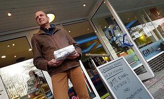 Wie bei diesem Eiscafé müssen die Betreiber seit der Corona-Verbote nun schließen. Sie dürefen aber außer Haus verkaufen, wenn sie Schutzregelungen beachten. - Matthias Gans