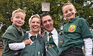 Zu den ersten Gratulanten der neuen Schützenkönigin Jeannette Theilmeier zählten die Söhne Nilkas (l.) und Leon (r.) und sowie ihr Mann Olli. - Birgit Vredenburg