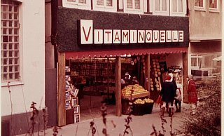 Viele Lübbecker werden sich noch an die erste Vitaminquelle in der Scharrnstraße erinnern. Das Foto stammt aus 1968. - Repro Christian Hille Viele Lübbecker werden sich noch an die erste Vitaminquelle in der Scharrnstraße erinnern. Das Foto stammt aus 1968. - Repro Christian Hille