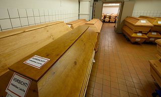 "Vorsicht infektiöse Leiche" steht auf einem Sarg mit einem Verstorbenen, der an oder mit dem Coronavirus gestorben ist. - Robert Michael