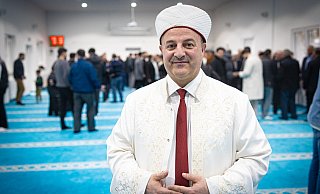 Hoca Harun Aksakal leitet das morgendliche Festgebet zum Ende des Zuckerfests in der Sennestädter Beyazit-Moschee. - Mike-Dennis Mller
