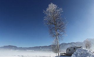 Wintercamping erfreut sich wachsender Beliebtheit: Viele Stellplätze liegen direkt an Skipisten und Loipen. - Karl-Josef Hildenbrand/dpa/dpa-tmn