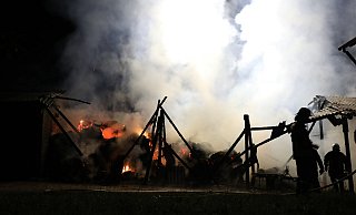 Glutnester: In den Resten der Scheune flammten diese immer wieder auf. Dort waren Heuballen und Holz gelagert. - Simone Flörke