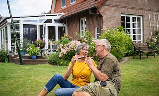 Im Alter finanziell unbeschwert leben? Das wünscht sich wohl jeder Eigenheimbesitzer. Ob eine Immobilienverrentung dabei hilft, hängt vom Einzelfall ab. - Benjamin Nolte/dpa-tmn