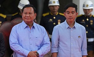 Präsidentschaftskandidat Prabowo Subianto (l) gilt laut Umfragen als Favorit bei den Wahlen in Indonesien. - Tatan Syuflana/AP/dpa