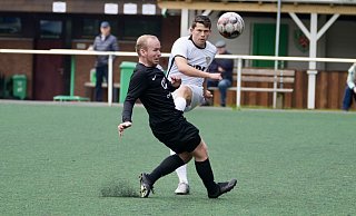Die Dornberger Landesligafußballer, hier Mirco Felske (r.), spielen Sonntag ein letztes Mal auf dem alten Geläuf. - Peter Unger