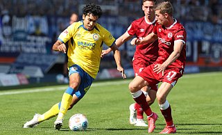 Braunschweig kennt er: Für Arne Sicker (r.), den neuen Linksverteidiger des DSC Arminia Bielefeld, war der Kurzeinsatz gegen die Eintracht schon das fünfte Duell gegen die Niedersachsen. - IMAGO/regios24
