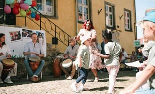 Trommelklänge luden beim Jubiläum im Burgmannshof zum Tanzen ein. - Elterninitiative Lübbecke Kita "Pusteblume"