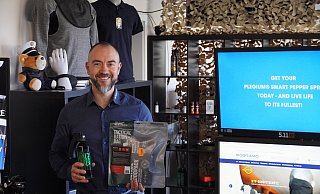 Dennis Kondrat bietet in seinem Fachhandel für Sicherheitsbedarfe in Borchen alles, was das Prepper-Herz begehrt – aber auch Notfallausrüstung für Laien/Otto-Normalverbraucher/Anfänger. - Felix Schwien