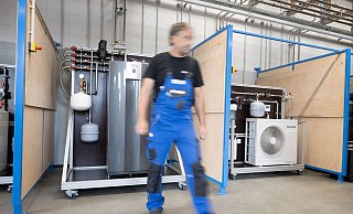 Das «Wärmepumpenlabor» der Handwerkskammer Potsdam in Groß Kreutz. Heute soll im Bundestag über das Gebäudeenergiegesetz debattiert und abgestimmt werden. - Sebastian Christoph Gollnow/dpa