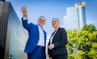 Schüco-Chef Andreas Engelhardt und Sandra Greiser, die Leiterin des Bereichs Unternehmenskommunikation, vor dem "Welcome Forum" des Konzerns in Bielefeld. - Sarah Jonek