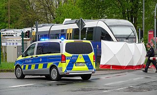 Eine Person wurde bei einem Unfall mit einem Zug in Schloß Holte-Stukenbrock tödlich verletzt. Betroffen war ein Zug der Nordwestbahn der Linie RB 74 nach Paderborn. - Paul Brinkmann