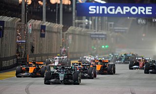 Mercedes-Pilot George Russell (M) verteidigte Platz eins am Start. - Vincent Thian/AP/dpa