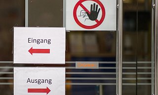 Der Bund hat Vorschläge für einheitliche Corona-Einschränkungen gemacht. - Foto: Daniel Karmann/dpa