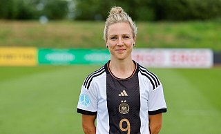 Fußballerin Svenja Huth will mit den DFB-Männern eine Fußballmach werden. - Daniel Löb/dpa
