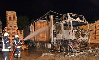 Lkw-Brand bei der Firma Geldmeier in Altenhagen. - Barbara Franke