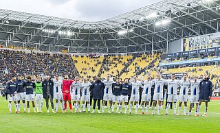 Die Spieler des SC Paderborn feiern ihren sechsten Sieg in Folge. Im Rudolf-Harbig-Stadion in Dresden lassen sie sich von den mitgereisten Fans bejubeln. - IMAGO/Jan Huebner