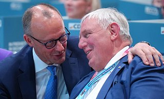 CDU-Chef Friedrich Merz will am Montag vorstellen, welche Personen seinem nächsten Bundeskabinett angehören werden. Karl-Josef Laumann (r.) wird wohl nicht dazu gehören. - picture alliance / Flashpic