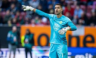 Wolfsburgs Torwart Koen Casteels gibt seinen Mitspielern Anweisungen. - Tom Weller/Deutsche Presse-Agentur GmbH/dpa