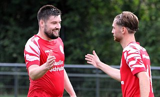 Der nächste Dreier für Rot-Weiß: Dennis Quirin (l.), Torschütze zum 6:2, klatscht Levin Güzelel ab. - Andreas Gerth