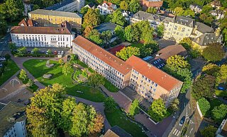 Imposant und mitten im Grünen - das Haus des Handwerks, über lange Jahre auch die Disco "Stadtpalais", liegt mitten in der Bielefelder Altstadt. - Mike-Dennis Müller / www.mdm.photo
