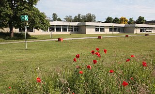 Auf der Wiese hinter der Gesamtschule, wo aktuell noch der Sammelplatz bei einer Gefahrenlage ist, werden die Container aufgestellt. - Uwe Müller
