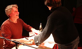Begehrt: Nicht nur Annelene Schulte, sondern etlcihe andere Besucher der Lesung lassen sich in der Pause ein Buch vom Autor signieren. Foto: Elke Niedringhaus-Haasper - Elke Niedringhaus-Haasper