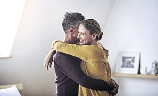 Grundbedürfnis: Umarmungen brauchen wir wie die Luft zum Atmen. - iStockphoto