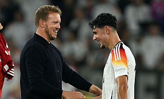Das passt: Julian Nagelsmann (l) findet Aleksandar Pavlovic als Sechser richtig gut. - Federico Gambarini/dpa