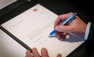 Dieses von der Bundesregierung zur Verfügung gestellte Foto zeigt Bundeskanzler Olaf Scholz (SPD) bei der Unterzeichnung des Antrags auf Vertrauen an die Bundestagspräsidentin in seinem Büro im Bundeskanzleramt. - Steffen Kugler/Bundesregierung/dpa