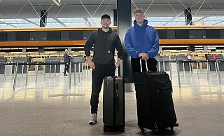 Joshua Kornhoff (23, l.) aus Daseburg und Meiko Niggemeyer (22) aus Ossendorf warten auf dem Züricher Flughafen auf den Flieger, der sie nach New Dehli bringt. Dort geht es über Singapur schließlich weiter bis zur Insel Lombok. - Privat