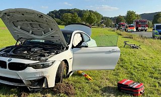 Der BMW des Paderborners landete auf einem Feld an der L951 bei Nieheim. - Feuerwehr Nieheim