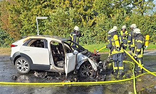 Der Hybrid betriebene Mazda ist bei dem Unfall in Langenberg am Samstag zum Raub der Flammen geworden. - Feuerwehr Langenberg