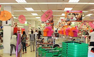 Zwei Männer sind hustend und spuckend durch den dm-Markt in der MindenerInnenstadt gelaufen. Außerdem schlug einer von ihnen einen Mitarbeiter ins Gesicht. - Pixabay (Symbolbild)