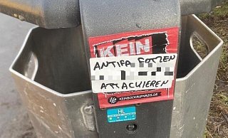 Auf diesem Mülleimer in Paderborn klebte die Etikette mit dem Aufruf "Antifafotzen ...... attackieren". Die ursprünglich lesbare Adresse ist gepixelt. - Tobias Fenneker