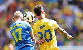 Ukraines Olexander Sintschenko und Rumäniens Dennis Man (r) kämpfen um den Ball. - Daniel Karmann/dpa