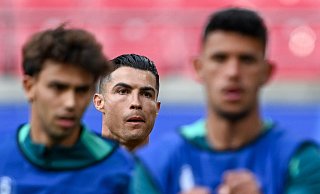 Die portugiesische Nationalmannschaft um Ronaldo (M) wird im ersten EM-Spiel gegen Tschechien antreten - und Ronaldo einen Rekord brechen. - Hendrik Schmidt/dpa