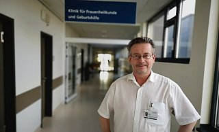 Thomas Heuser, Chefarzt der Herforder Klinik für Frauenheilkunde und Geburtshilfe, versteht die Aufregung nicht. - Ilja Regier