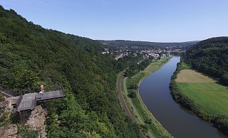Vom Skywalk aus (hier links im Bild) haben Besucher einen wunderschönen Blick auf die Weser und die angrenzenden Städte. Im Hintergrund ist die hessische Stadt Bad Karlshafen zu sehen. - Jens Reddeker